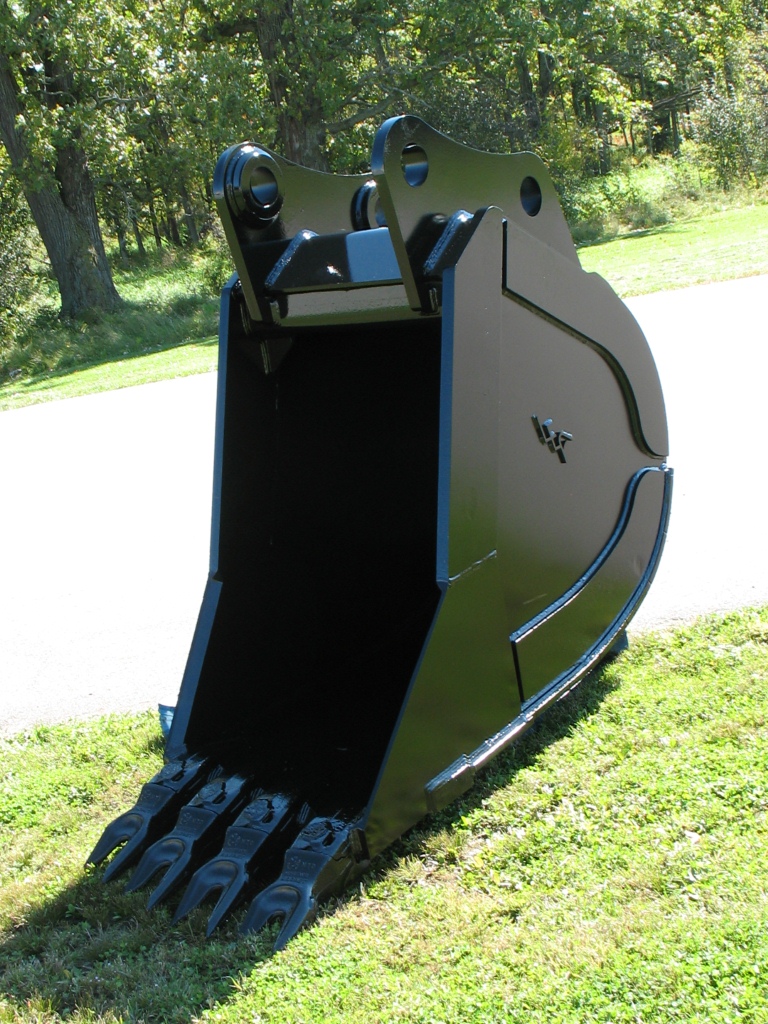 Staggered edge excavator bucket