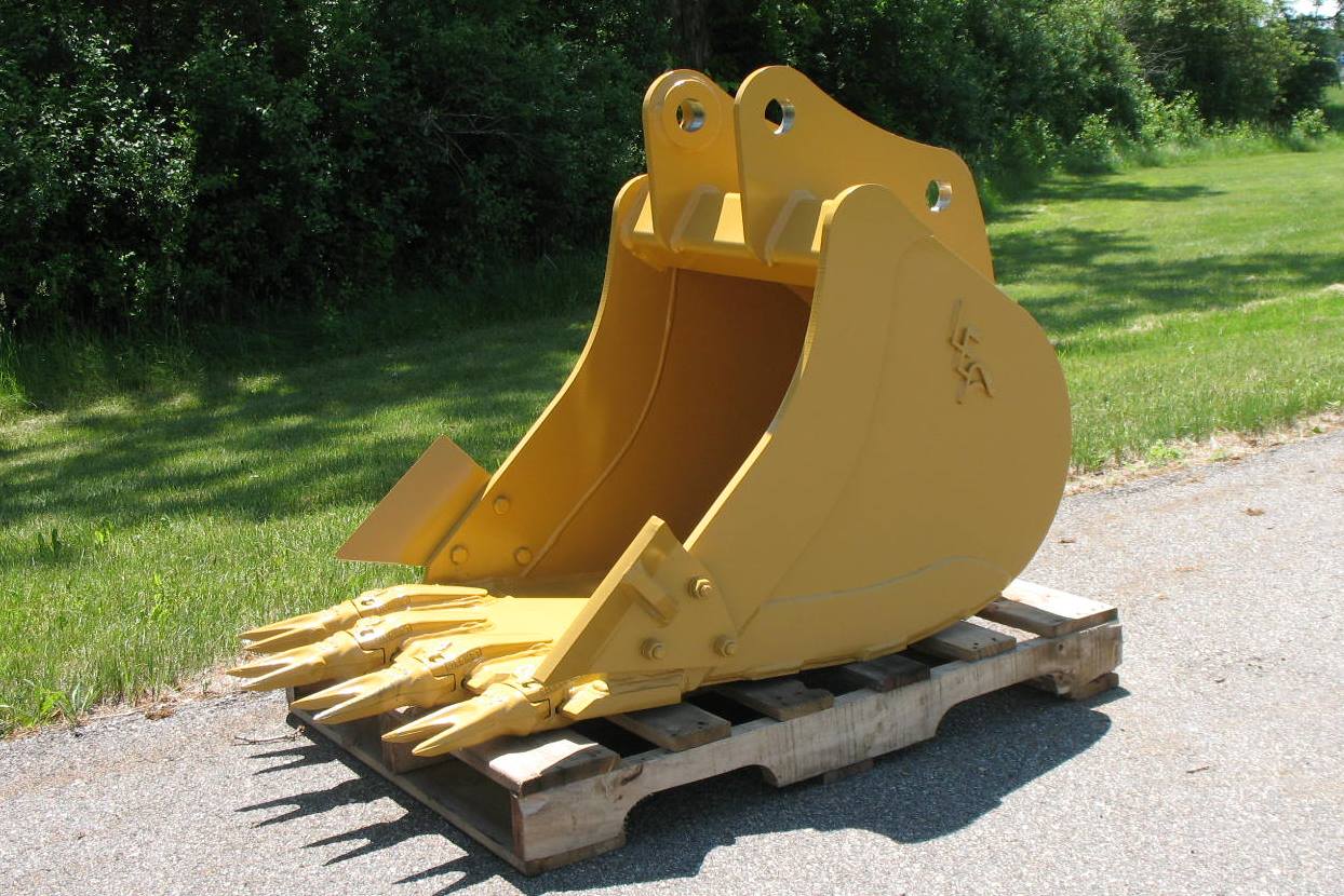 Staggered edge excavator bucket