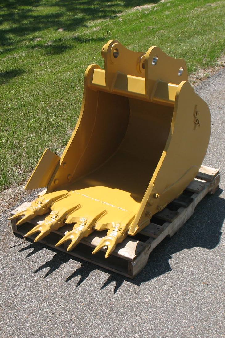 Staggered edge excavator bucket