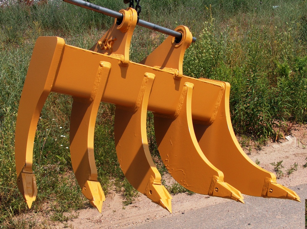 Fang rake for backhoes and excavators